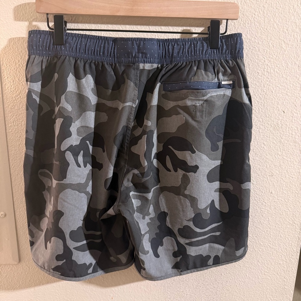 Vuori Banks shorts in charcoal camo Size M - Picture 3 of 7